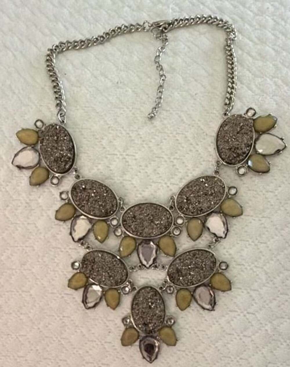 GORG STATEMENT NECKLACE !!!
Statement Bib Necklace Silver Tone Druzy Rhinestone